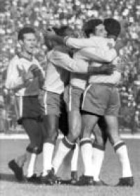 Os jogadores Nilton Santos, Djalma Santos e Zagallo da  formam fila para abraçar o artilheiro Vavá, 1958. 