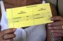 Eleitora mostra cédula de votação manual para 2° turno das eleições para presidente e governador, São Paulo; SP. 27/10/2002. 