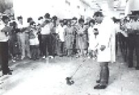 Apresentação de funcionário do Butantã com uma cobra em 1985