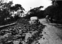 Automóvel enfrenta deslizamento de terra e pedras na Estrada Velha de Santos, em 20/01/1975