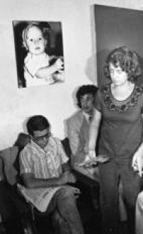 Marisa Leticia Lula da Silva conversa com advogados do Sindicato dos Metalúrgicos em sua casa sobre a prisão de Lula pelo DEOPS19/4/1980 