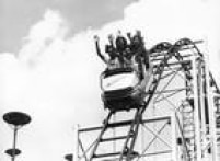 Visitantes se divertem na montanha russa do parque de diversões Playcenter, São Paulo, 29/10/1990