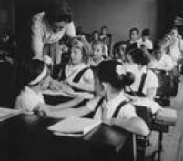 Professora confere as atividades em sala de aula. Foto 1962