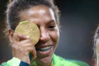 A judoca<a href='http://esportes.estadao.com.br/noticias/jogos-olimpicos,judoca-rafaela-silva-conquista-o-primeiro-ouro-do-brasil-no-rio-2016,10000067899' target='_blank'> Rafaela Silva</a> comemora vitória, 08/8/2016.