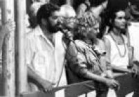 Marisa Letícia entreo marido e a atriz Luc~elia Santos em comício de campanha de Lula em 12/12/1989