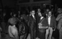 A reitora da PUC Nadir Gouveia Kfouri conversa com o secretário da Segurança Pública de Sâo Paulo, coronel Antonio Erasmo Dias,  responsável pela  invasão da faculdade, 22/9/1977