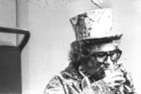 Chacrinha bebe água durante apresentação do seu programa, 08/12/1972.