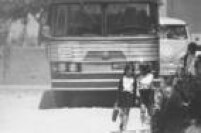 Meninas enfrentam o trânsito pesado e a poeira da estrada para ir à escola no bairro do Jardim Nove de Julho, zona leste da capital paulista, São Paulo, SP. 20/10/1972. 