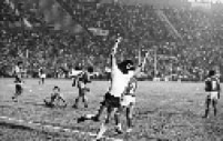 O jogador Sócrates, do Corinthians comemora gol contra a equipe do Tiradentes (PI), em jogo válido pelo Campeonato Brasileiro onde que a equipe corintiana venceu o rival por 10 a 1, no Canindé