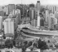 Vista aérea da Avenida Paulista e seus arredores, na região central de São Paulo. SP. 19/5/1983.
