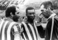 Observado por Gérson, Pelé ouve as instruções do técnico João Saldanha durante um treino da Seleção, Rio de Janeiro, RJ, 01/01/1960.