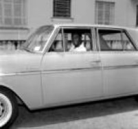 O jogador de futebol Pelé recebe de presente um automóvel modelo Aero Willys, São Paulo, SP. 20/01/1963.  