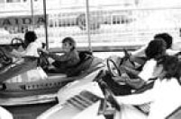 Crianças brincam no caro bate-bate no parque de diversões do Playcenter em  10/04/1974
