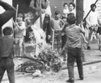 Crianças participam da tradicional malhação de Judas no Sábado de Aleluia, São Paulo, SP, 1969. 