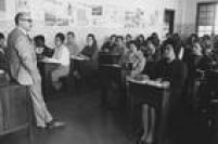 Professor dá aula de Educação Moral e Cívica do Sesi. Foto 1970