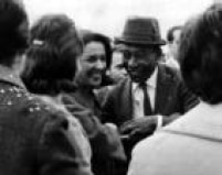 Pelé é recebido por torcedores no Aeroporto de Congonhas ao chegar de Lisboa, onde conquistou o campeonato mundial interclubes, em 1962, São Paulo, SP, 26/10/1962.