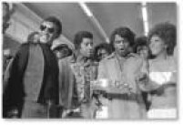Em sua primeira visita ao Brasil, em 1973, <a href='http://acervo.estadao.com.br/noticias/acervo,simonal-recebe-james-brown,10805,0.htm' target='_blank'>James Brown é recebido no aeroporto de Congonhas </a>pela batucada do grupo Batuquejê e pelo cantor Wilson Simonal (à esquerda). Dele recebeu um pandeiro dourado e uma figa de jacarandá