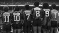 Jogadores do Corinthians, entre eles Sócrates [8], Casagrande [9] e Leão [1], posam para fotografia com a estampa 'Democracia Corintiana' nas costas no estádio do Morumbi antes do início da <a href='http://acervo.estadao.com.br/pagina/#!/19830327-33145-nac-0039-999-39-not' target='_blank'>partida contra o Bahia</a>, pelo Campeonato Brasileiro de Futebol em 27 de março de 1983.