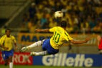 O atacante  Rivaldo, tenta um chute de voleio na partida do Brasil contra a Bélgica, que terminou com a vitória brasileira de 2 a 0 contra os belgas,  Hyogo, Kobe, Japão, 17/06/2002.