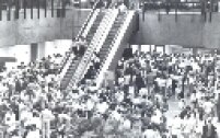 Terminal do Aeroporto de Guarulhos lotado em 1990. De lá para cá problema da superlotação dos terminais só cresceu.