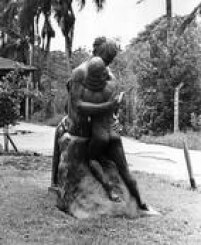"Beijo Eterno" aguardando por um novo destino no depósito da Prefeitura, anos 1960