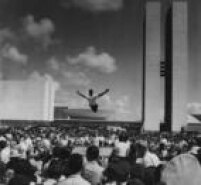 Ginastas fazem performances à frente do Congresso Nacional durante os <a href='http://acervo.estadao.com.br/pagina/#!/19600422-26067-nac-0010-999-10-not' target='_blank'>festejos de inauguração de Brasília</a>, 21/4/1960
