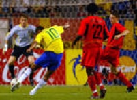 O craque Rivaldo chuta e marcar seu gol na vitória do Brasil sobre a Bélgica por 2 a 0, na partida válida pelas oitavas-de-final na Copa do Mundo no Japão, 17/6/2002. 