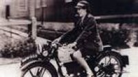 Uma jovem do Women Auxiliar Corpse em ação, pilotando sua motocicleta, 1940