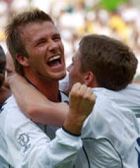O carque David Beckham comemora com Michael Owen gol marcado pela Inglaterra durante partida contra o Brasil na Copa do Mundo de 2002 em Shizuoka, Japão, 21/6/2002. 