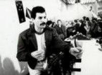 Freddie Mercury, vocalista da banda<a href='http://https://fotos.estadao.com.br/galerias/acervo,contatos-fotograficos-queen,26497' target='_blank'> Queen</a>, pede fogo para acender seu cigarro, durante  entrevista coletiva na primeira visita do grupo ao Brasil, 19/3/1981.
