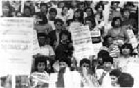 Mulheres cantam palavras de ordem e exigem o cumprimento da lei de licença maternidade nas escadarias do Prédio da Gazeta, Avenida Paulista, São Paulo, 15/11/1988.