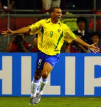 Ronaldo comemora gol marcado durante jogo entre Brasil e Bélgica, válido pelas oitavas-de-final, 17/6/2002. O Brasil venceu por 2 a 0 e se classificou para a fase seguinte da competição.