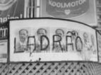 Cartaz do candidato Adhemar de Barros é pichado com a palavra "ladrão", 1957