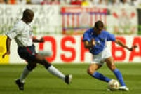 O atacante Rivaldo, tenta se desvencilhar do zagueiro da Inglaterra, durante a partida válida pelas quartas-de-final do mundial, 21/6/2002. O Brasil derrotou a Inglaterra  por 2 a 1.