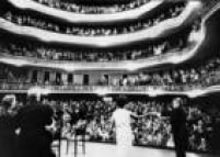 A cantora Elizeth Cardoso é aplaudida pela platéia, que lotou o Teatro Municipal de São Paulo, SP. 23/10/1964. 