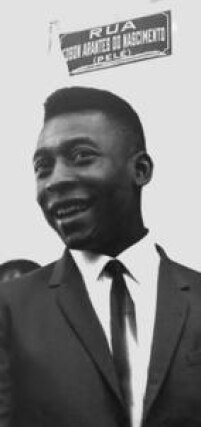 O jogador Pelé na inauguração da Rua Edson Arantes do Nascimento, na cidadede Três Corações (MG), onde nasceu, 20/4/1966. 