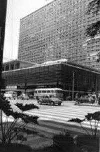  Vista parcial externa do Conjunto Nacional, São Paulo, SP, 28/01/1975.