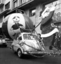 Desfile de carros com<a href='http://acervo.estadao.com.br/noticias/acervo,luzes-e-festa-no-natal-de-sao-paulo-em-1957,11865,0.htm' target='_blank'> alegorias de Natal</a>. Uma Romi Isetta com um enfeite de Papai Noel, São Paulo, 1957.