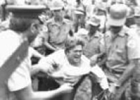 A deputada Luiza Erundina é cercada e arrastada por policiais militares durante açãoo de reintegração  de posse de terreno no Jardim Aurora, na região de Guaianazes, zona leste de São Paulo, 01/10/1987.