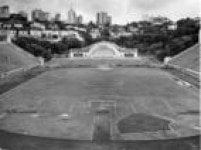 Vista do gramado do estádio do Pacaembu, em São Paulo com o gramado passando por reformas, em 21/12/1962. Ao fundo a cocha acústica com a inscrição comemorativa do bicampeonato mundial de futebol, conquistado em naquele ano