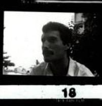 Freddie Mercury, vocalista do <a href='http://acervo.estadao.com.br/pagina/#!/19810317-32518-nac-0048-999-48-not/busca/Queen' target='_blank'>grupo Queen</a>, muito tranquilo em entrevista. Ao lado de Brian May, John Deacon e Roger Taylor, Mercury posou para o fotógrafo Mário Leite do Estadão, na primeira vinda do grupo ao Brasil, 19/3/1981