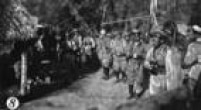 No litoral, batalhão organiza fila para hora da "boia". Imagem publicada no Suplemento Rotogravura de 25/8/1932