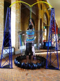 No museu exposições e salas educativas e interativas como a da bolha gigante de sabão