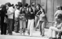 Familiares de estudantes presos na inasão à PUC procuram informações no Dops, 23/9/1977. Cerca de 1,5 mil pessoas foram presos na ação. Os agentes usam bombas de efeito moral e de fósforo na ocasião, ferindo dezenas de estudantes.