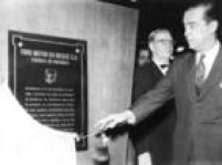 O presidente Juscelino Kubitschek participa da<a href='http://acervo.estadao.com.br/pagina/#!/19581120-25631-nac-0008-999-8-not/busca/inaugura%C3%A7%C3%A3o%20Ford' target='_blank'> inauguração da fábrica Ford</a> em São Bernardo do Campo, em 1958