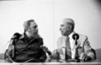 O líder cubano <a href='http://acervo.estadao.com.br/pagina/#!/19900315-35300-nac-0005-999-5-not/busca/Fidel' target='_blank'>Fidel Castro</a> em encontro com o jornalista Roberto Marinho, março de 1990