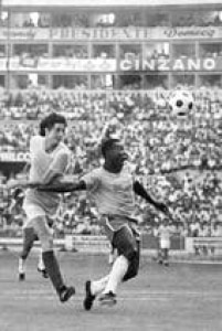 Pelé disputa bola com jogador da Romênia, 10/6/1970. O jogo terminou em 3 a 2 para o Brasil, com dois gols de Pelé e um de Jairzinho.