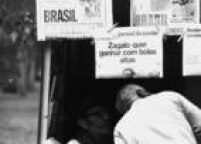 Capa do Jornal da Tarde com notícias sobre a Copa exposta em banca de jornal no Centro de São Paulo, 13/6/1974.
