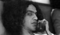 Retrato do cantor e compositor Caetano Veloso falando ao telefone durante entrevista, São Paulo, SP, 09/11/1971.