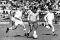 Garrincha passa por Novak e corre em direção à área da Checoslováquia, na final da Copa do Mundo no Chile, 17/6/1962. O Brasil venceu a partida por 3 a 1, com gols dos craques Amarildo, Zito e Vavá, e tornando-se bicampeão mundial de futebol. 